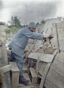 En fransk soldat i hærens utkikkspost 26 ser på området foran seg gjennom et beskyttende metallskjold, Eglingen, Department Haut-Rhin, Alsace, Frankrike, 26. juni 1917 (autokrom) av Paul Castelnau